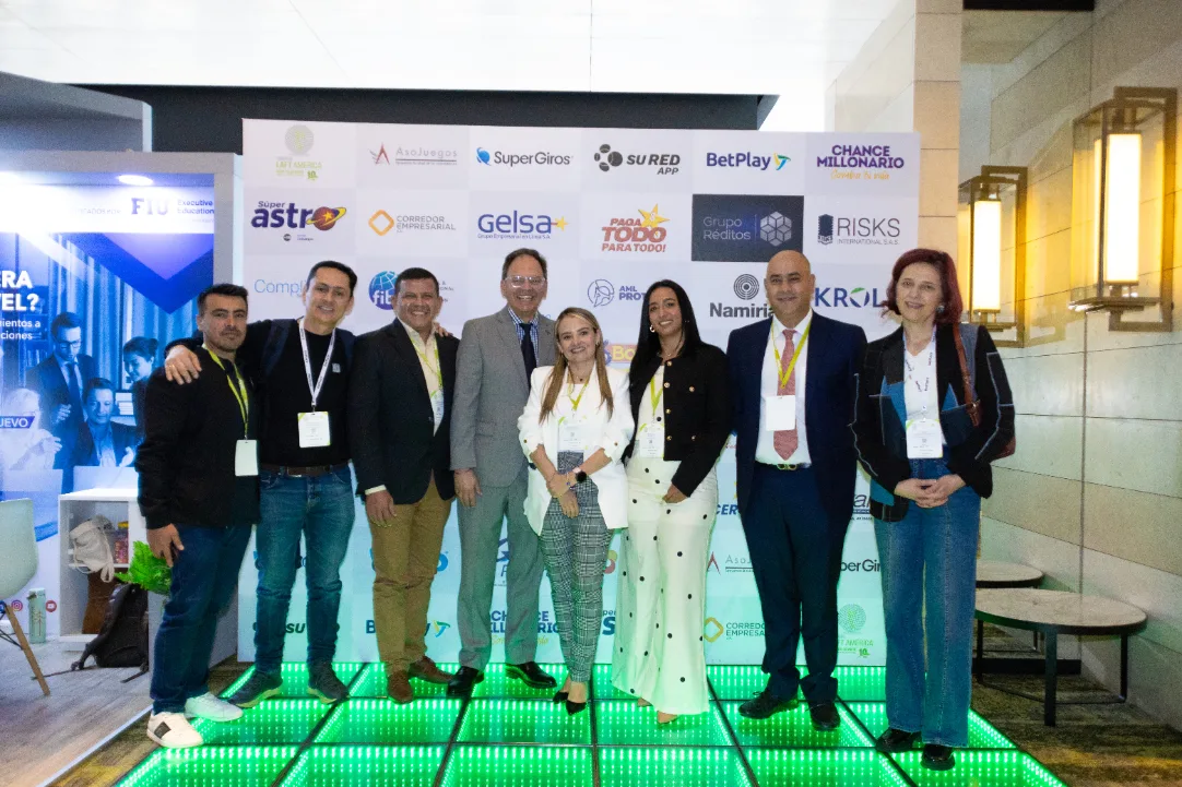 Asistentes preguntando durante un congreso de Risks International